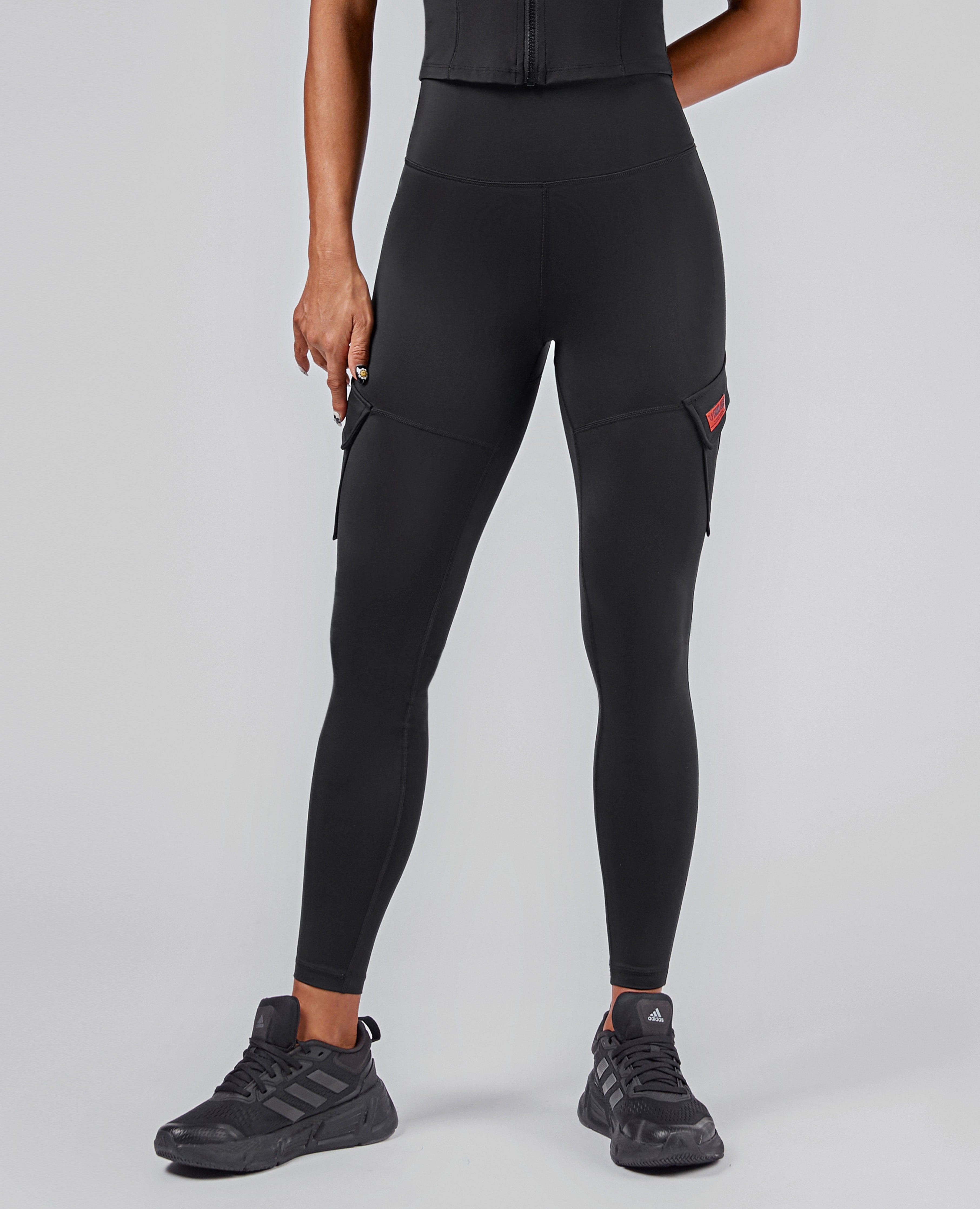 FIRM ABS black high-waisted cargo leggings with side pockets and slim fit design