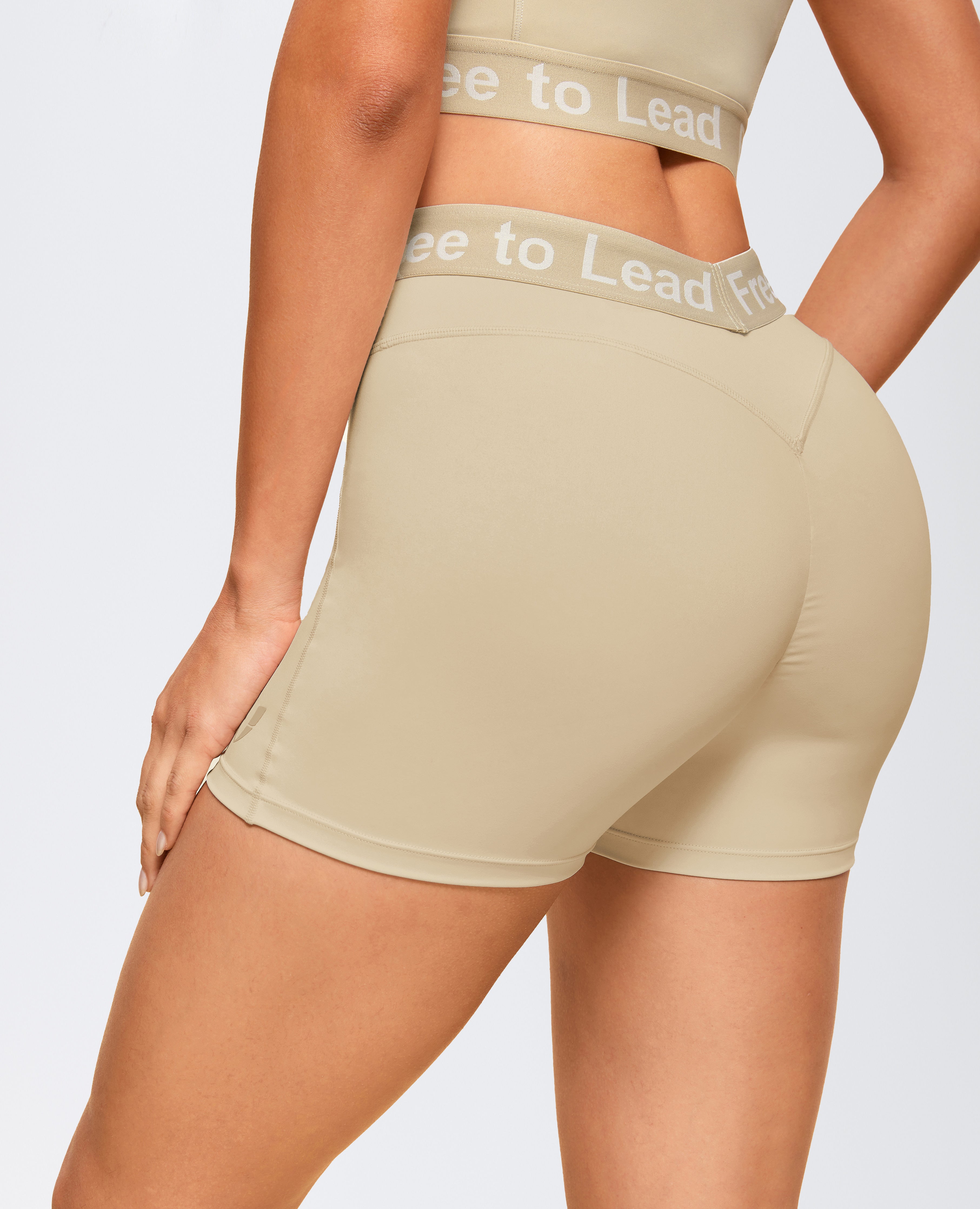 حرة في قيادة السراويل القصيرة - الرمال