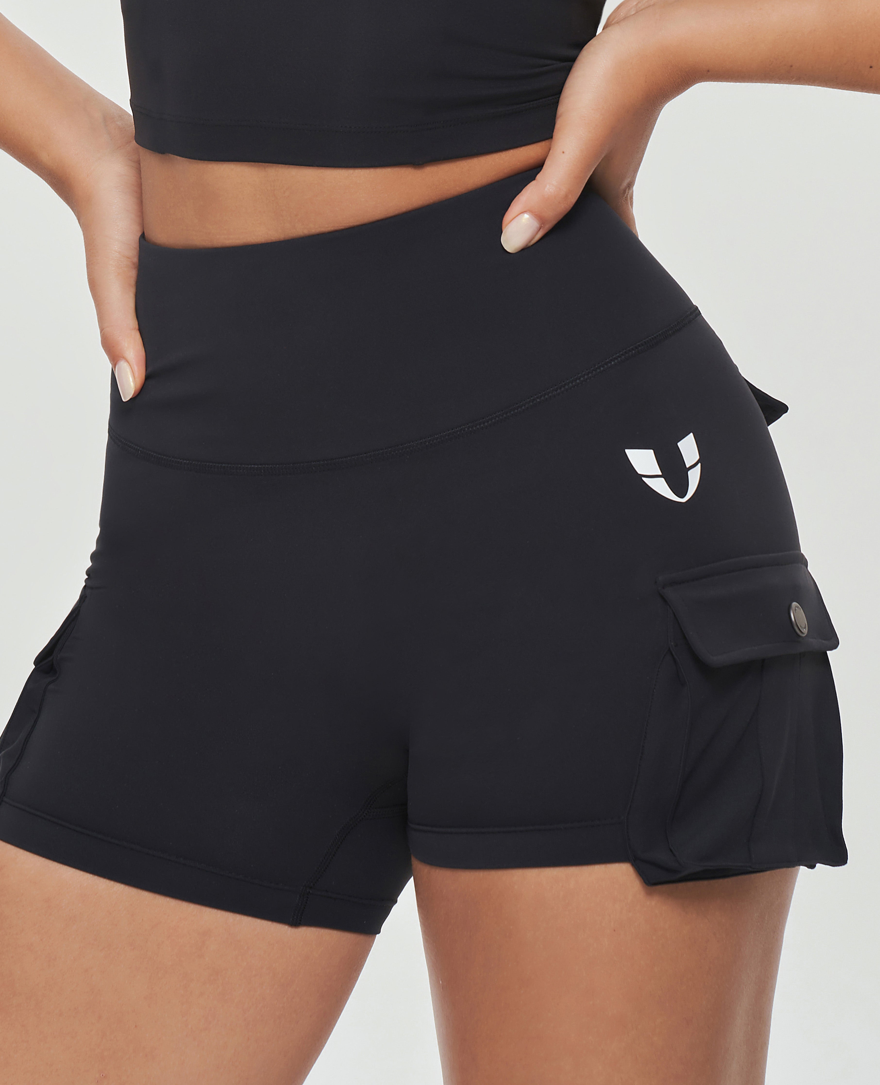 Scrunch Butt Cargo Shorts - أسود