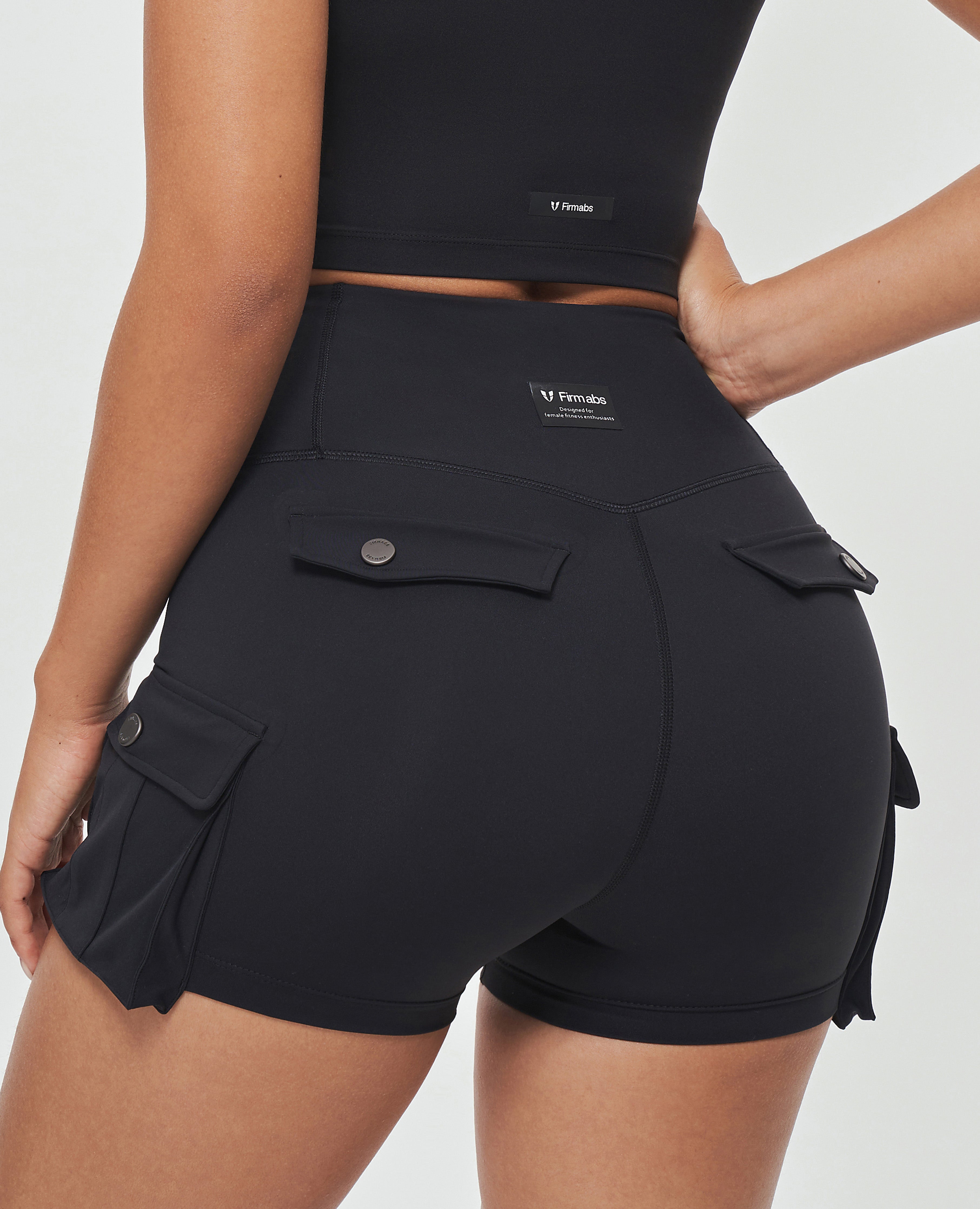 Scrunch Butt Cargo Shorts - أسود