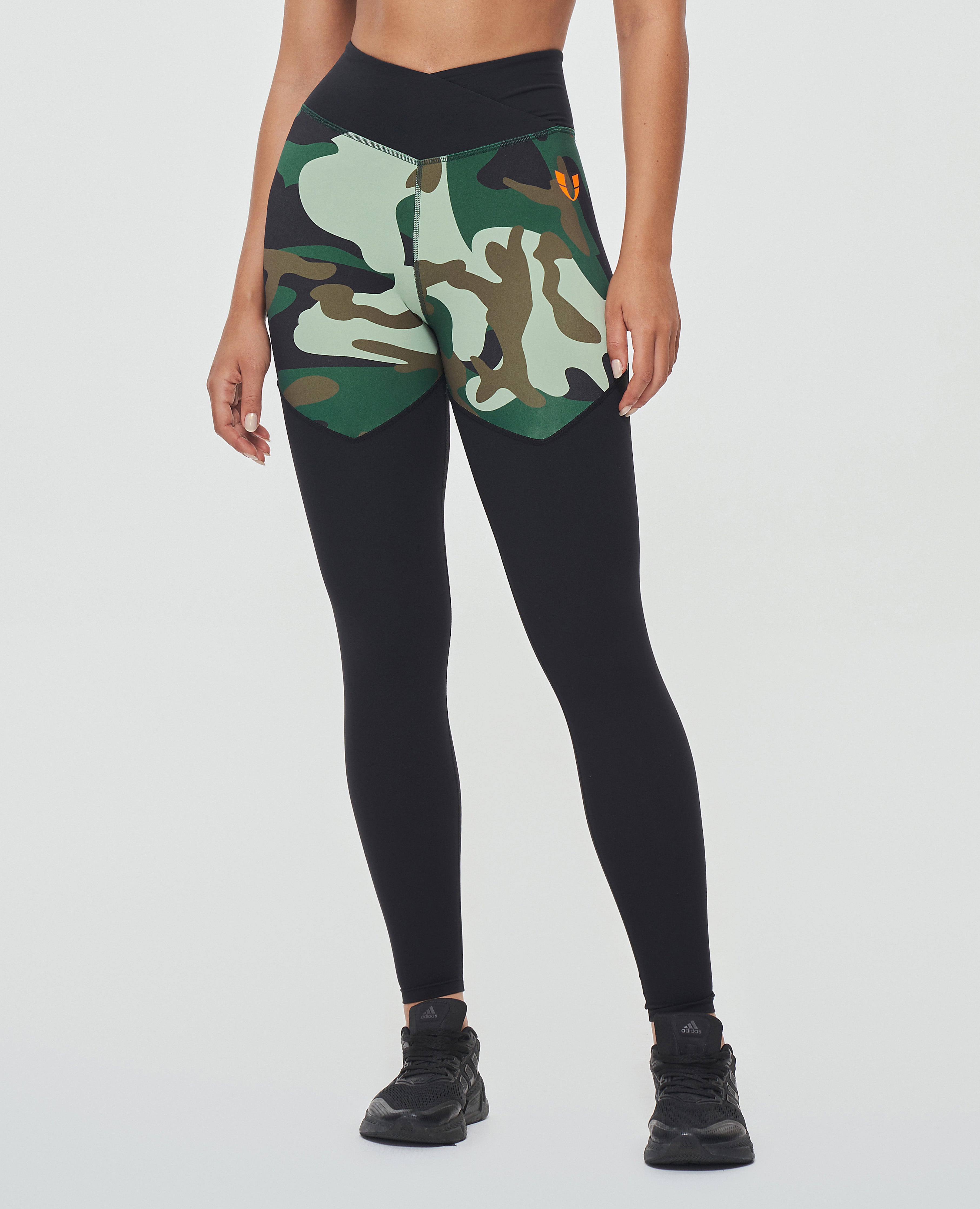 Gym-Leggings mit V-Taille – Grün Camo