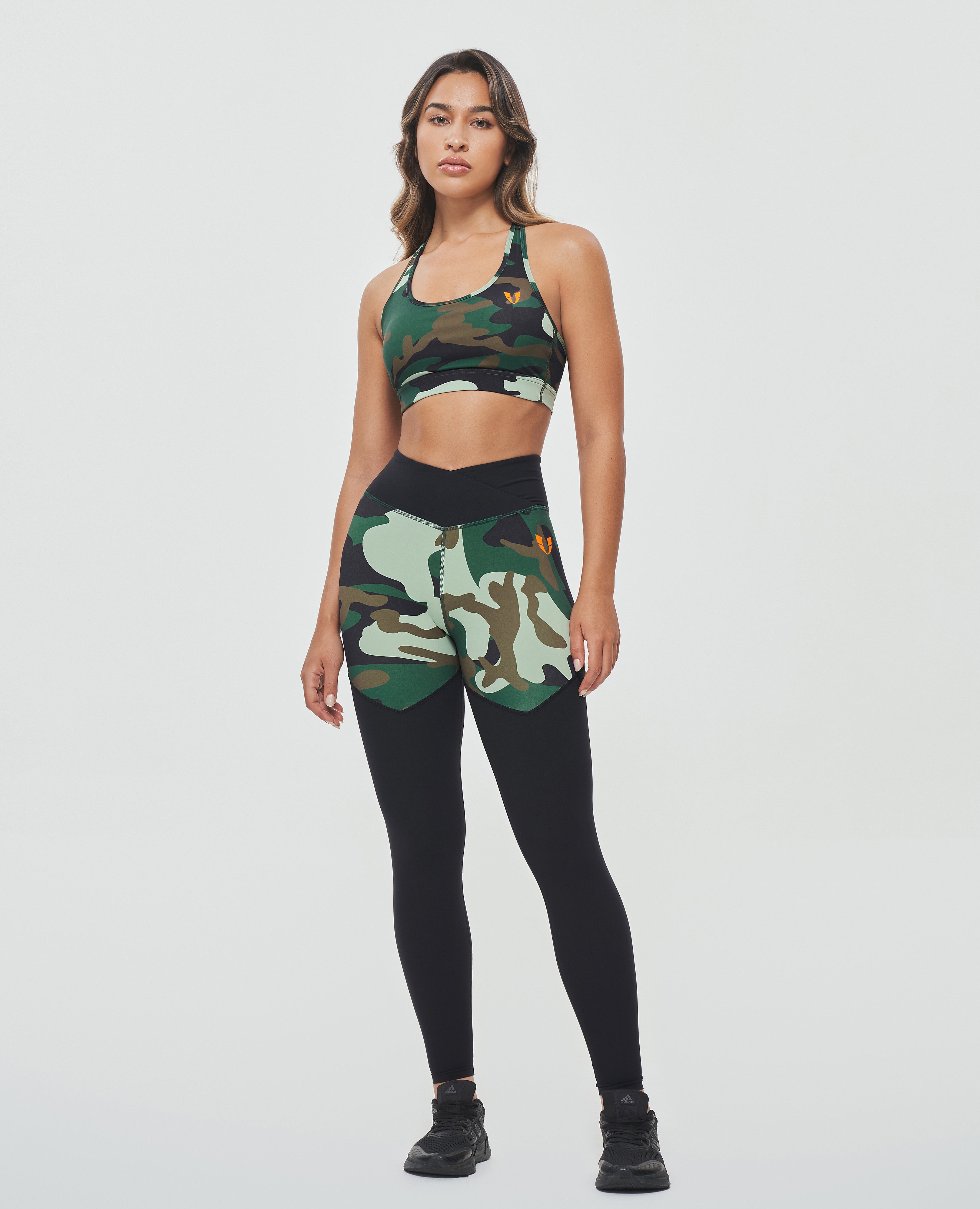 Gym-Leggings mit V-Taille – Grün Camo