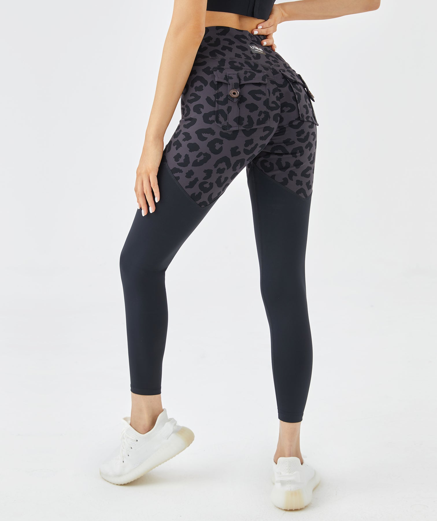 Leggings con estampado de leopardo en gris oscuro