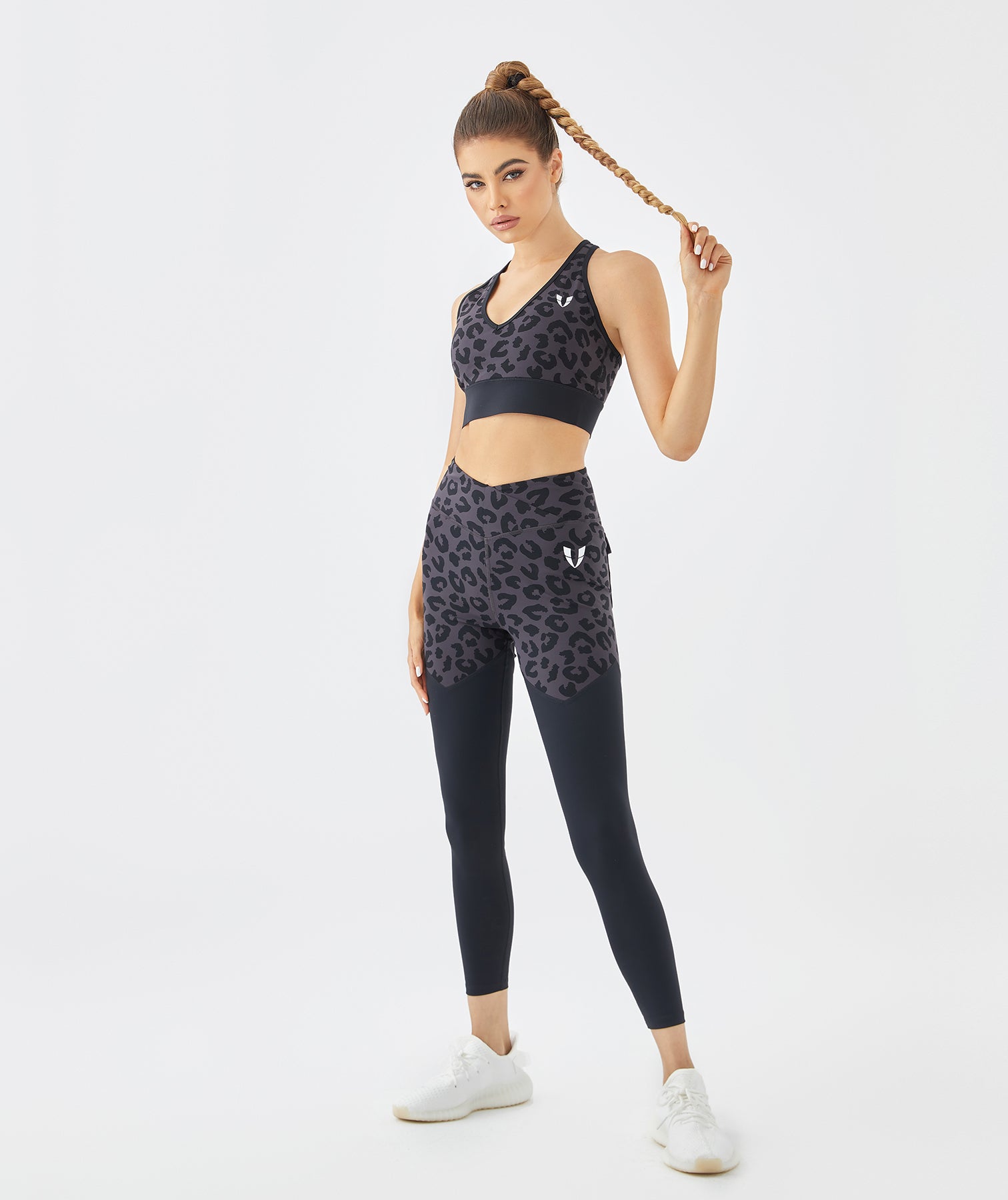 Leggings con estampado de leopardo en gris oscuro