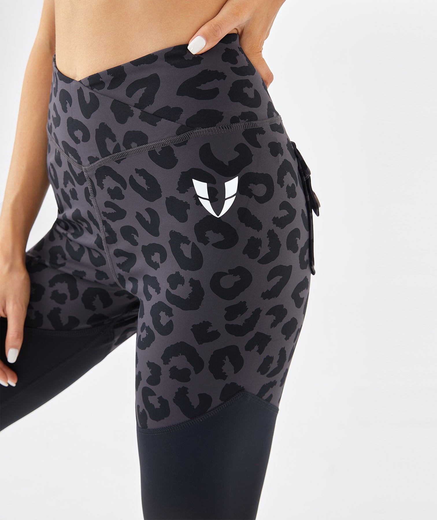 Leggings léopard froncés aux fesses en gris foncé