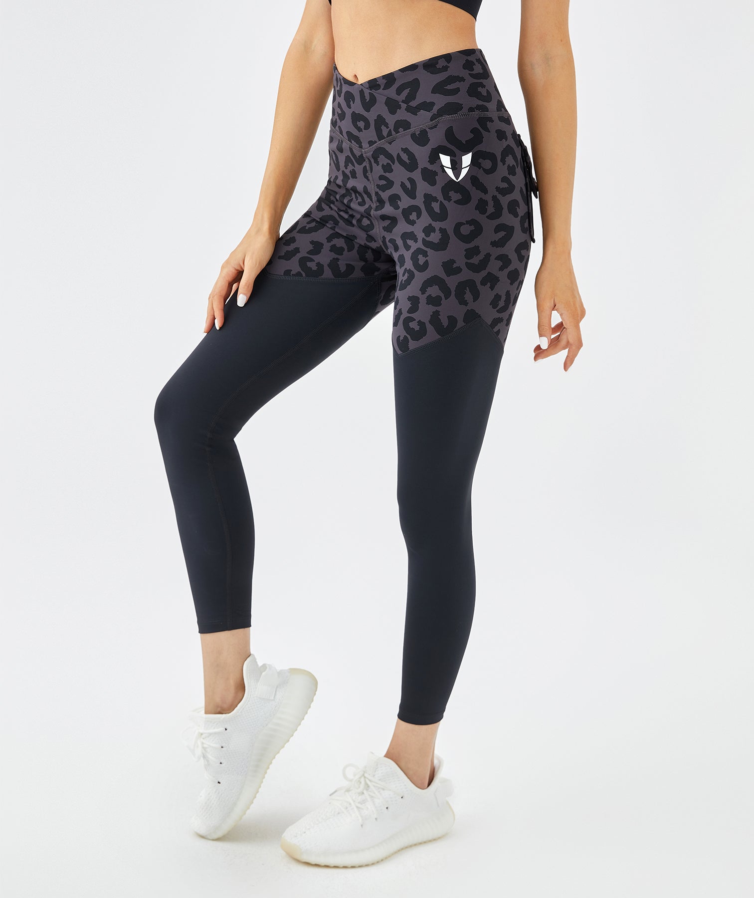 Leggings con estampado de leopardo en gris oscuro